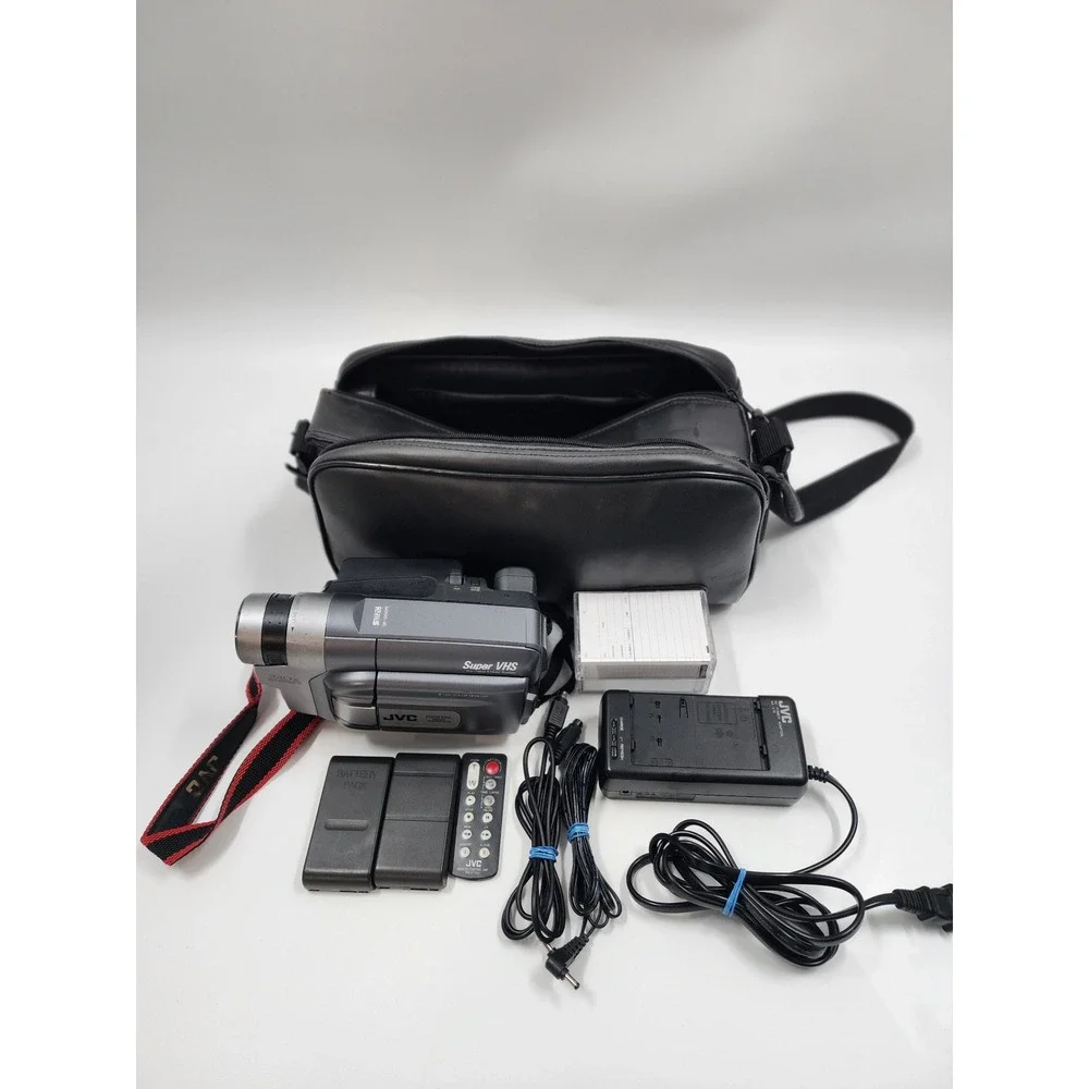 JVC GR-SXM915U Super VHS-C Camcorder Bundle 320x Zoom 3in LCD Remote Case Tapes